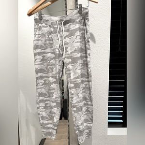 MONROW SWEATS (jogger bottom) SIZE: M COLOR: WHITE/GREY CAMO (each sold separa…